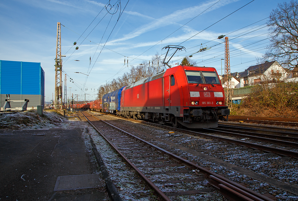 Einen so langen Güterzug habe ich noch nicht gesehen.....
Hinten rechts von der Lärmschutzwand kann man den Bahnhof Kreuztal erkennen und der letzte Wagen des Zuges hat den Bahnhof noch nicht erreicht. 

Die 185 361-3 (91 80 6185 361-3 D-DB) der DB Cargo AG fährt am 22.12.2021 mit einem gemischten Güterzug durch Kreuztal in Richtung Siegen. Da der Zug so lang und wohl auch schwer war wurde er von der 151 155-9 nachgeschoben. Das Güterzüge auf der Ruhr-Sieg-Strecke (KBS 440) zwischen Altenhundem und Kreuztal nachgeschoben werden, kommt heute noch ab und an vor, enden aber (bzw. beginnen) in Kreuztal. Aber hier erfolgt der Nachschub weiter.