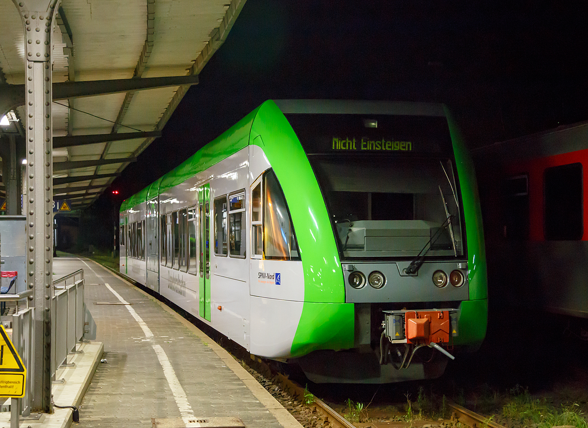 
Einer der beiden Stadler GTW 2/6 der der Westerwaldbahn (WEBA) abgestellt in der Nacht vom 09. auf den 10.06.2015 im Bahnhof Betzdorf(Sieg).