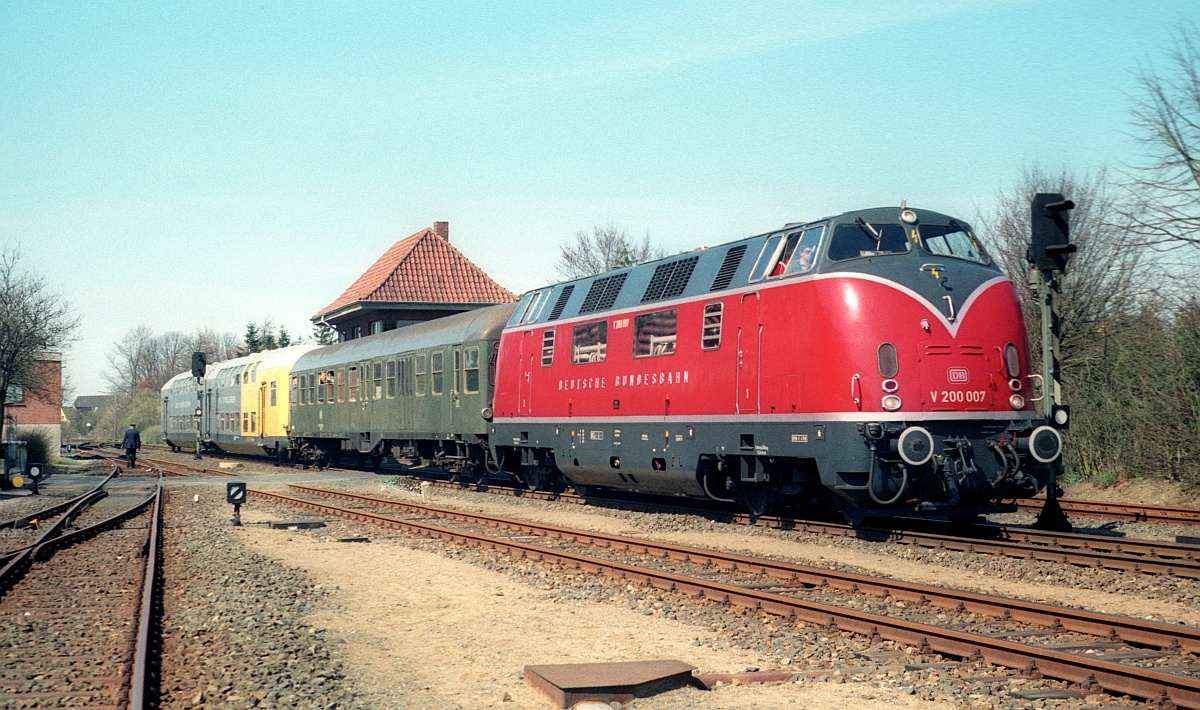 Einführung der Regionalschnellbahn Schleswig-Holstein in Süderbrarup am 26.4.1987 DB V 200 007 mit Sonderzug(u.a Dosto der Lübeck-Büchener Eisenbahn) Einfahrt Süderbrarup. (Bearb: M.Steiner, (C) D.Schikorr)