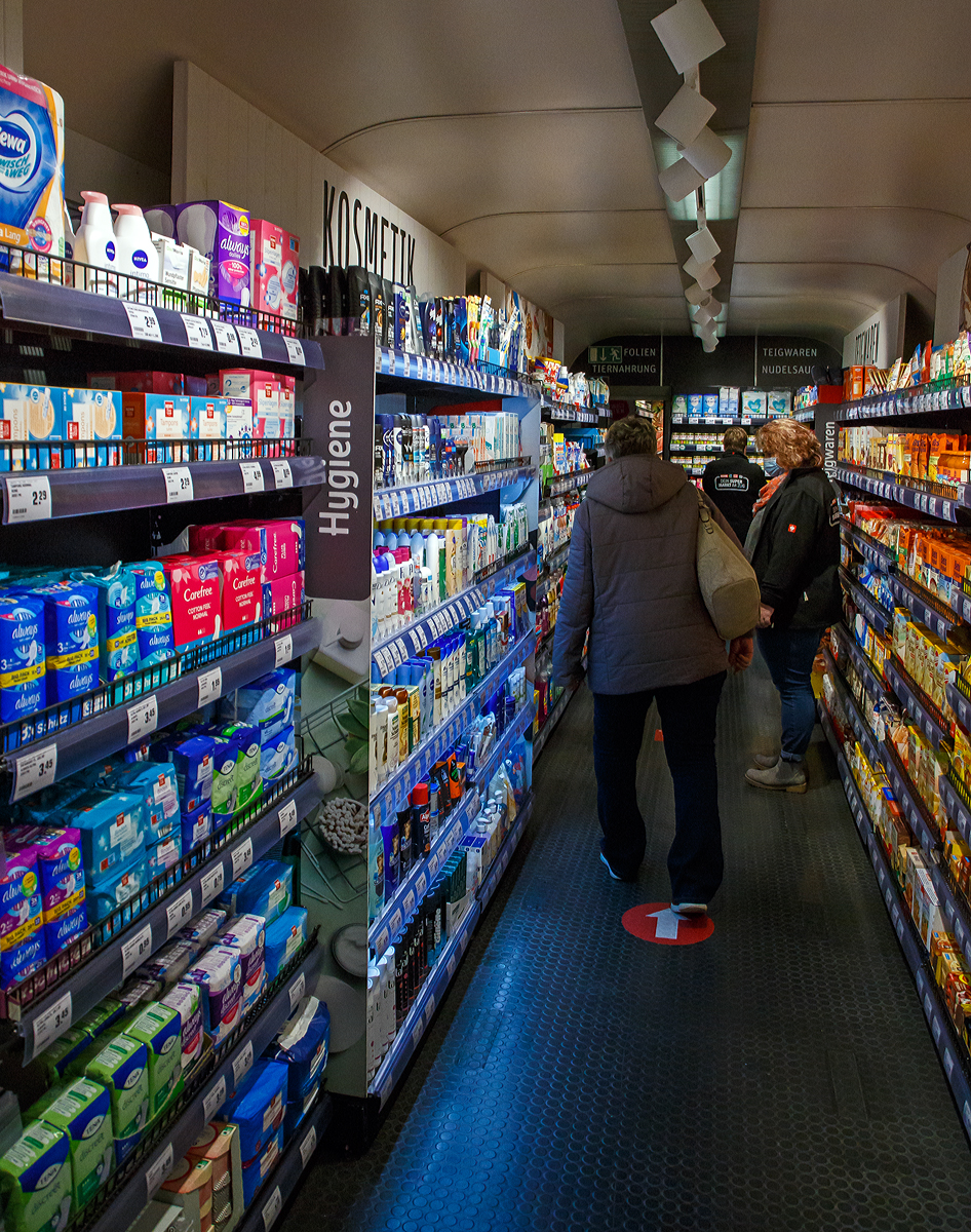 Einkaufen im Zug....
Am 12.11.2021 im REWE - Supermarkt-Zug im Bahnhof Gießen.