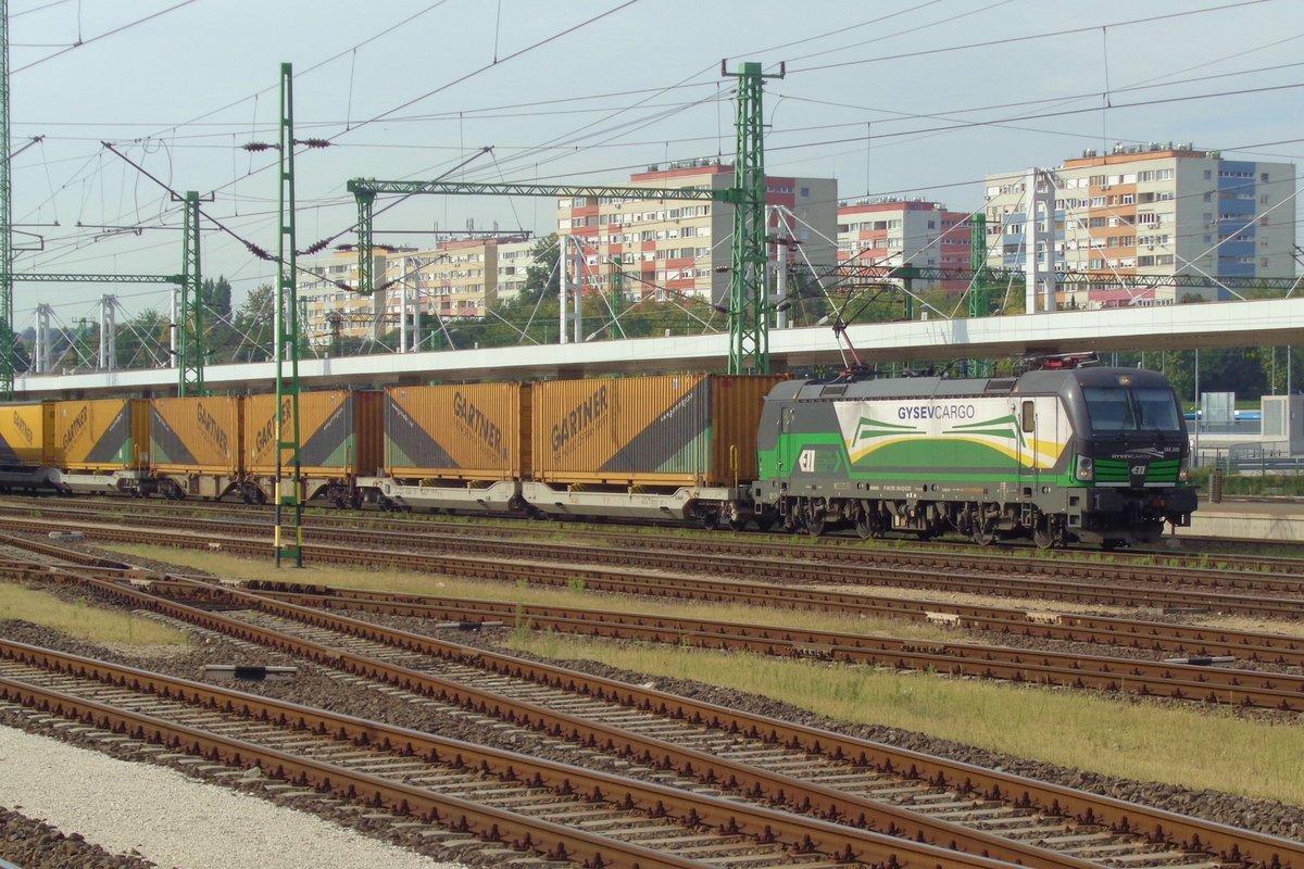 ELL/GySEV 193 245 steht mit der Hangartner am 10 September 2018 in Kelenföld. 