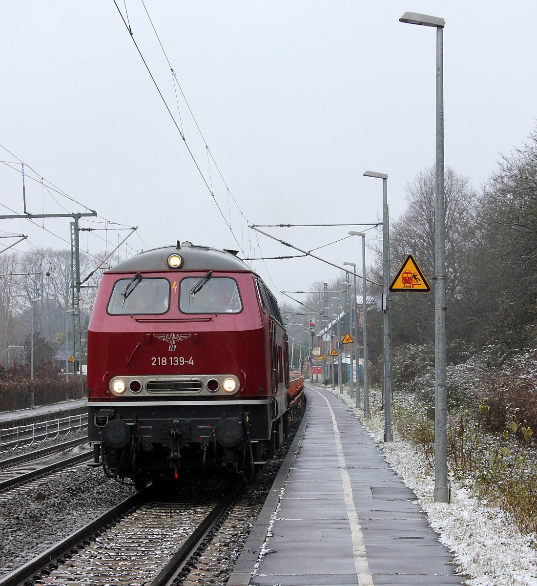 ELV 218 139 hat ihren Bauzug wieder am Haken und dr�ckt diesen aus dem Bhf Owschlag. 29.12.2020