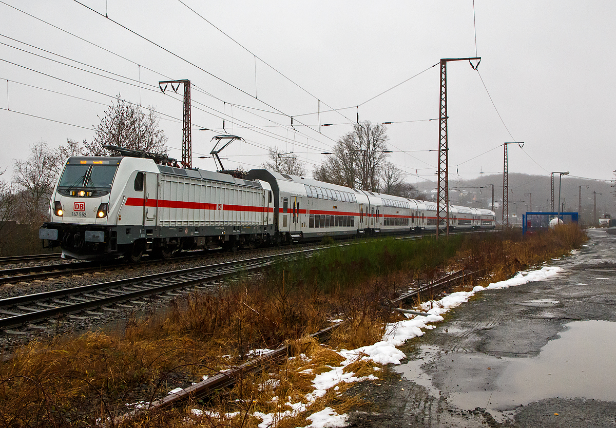 Endlich ist es soweit, das Siegerland ist wieder am Fernverkehr angeschlossen..... 
Seit heute (dem Fahrplanwechsel Dez. 2021) fahren nun wieder IC´s zwischen Frankfurt am Main und Siegen. Eigentlich w�rden sie auch weiter auf der Ruhr-Sieg-Strecke (KBS 440) in n�rdlicher Richtung fahren, aber die Strecke ist noch wegen der Flutkatastrophe auf der Ruhr-Sieg-Strecke unterbrochen. Kleine Kurzschl�sse in den Kabelanlagen sorgen noch f�r eine Verl�ngerung der Bauarbeiten. Die Inbetriebnahme verschiebt sich auf 20. Dezember 2021.

Eigentlich war heute kein Fotowetter, aber einen der ersten musste ich doch ablichten. Die 147 552 (91 80 6147 552-4 D-DB) der DB Fernverkehr AG f�hrt am 12.12.2021 mit dem IC2 (IC 2228) auf der Dillstrecke (KBS 445) durch Rudersdorf (Kr. Siegen) in Richtung Siegen. Zurzeit ist der Hbf Siegen Endstation, vermutlich ab 20.12.2012 ist es dann Hamm(Westf)Hbf.

Die Flutkatastrophe im Sommer 2021 hatte die Ruhr-Sieg-Strecke (KBS 440) massiv besch�digt, an vielen Stellen war die Infrastruktur auf einer L�nge von rund 30 Kilometern v�llig zerst�rt. Um die Strecke schnellstm�glich wieder in Betrieb zu nehmen, hat die DB zeitgleich die v�llig untersp�lten Gleise neu aufgebaut und das �berflutete Stellwerk mit seinen zahlreichen Innen- und Au�enanlagen neu errichtet. Allein daf�r mussten rund 3.500 einzelne Kabeladern an Signale, Weichen und Zugsicherungssysteme angeschlossen werden.


Die TRAXX P160 AC3 wurde 2016 von Bombardier in Kassel unter der Fabriknummer 35224 gebaut und an die DB Fernverkehr AG geliefert. Sie hat die Zulassungen f�r Deutschland und die Schweiz, daher hat sie auch vier Stromabnehmer.
