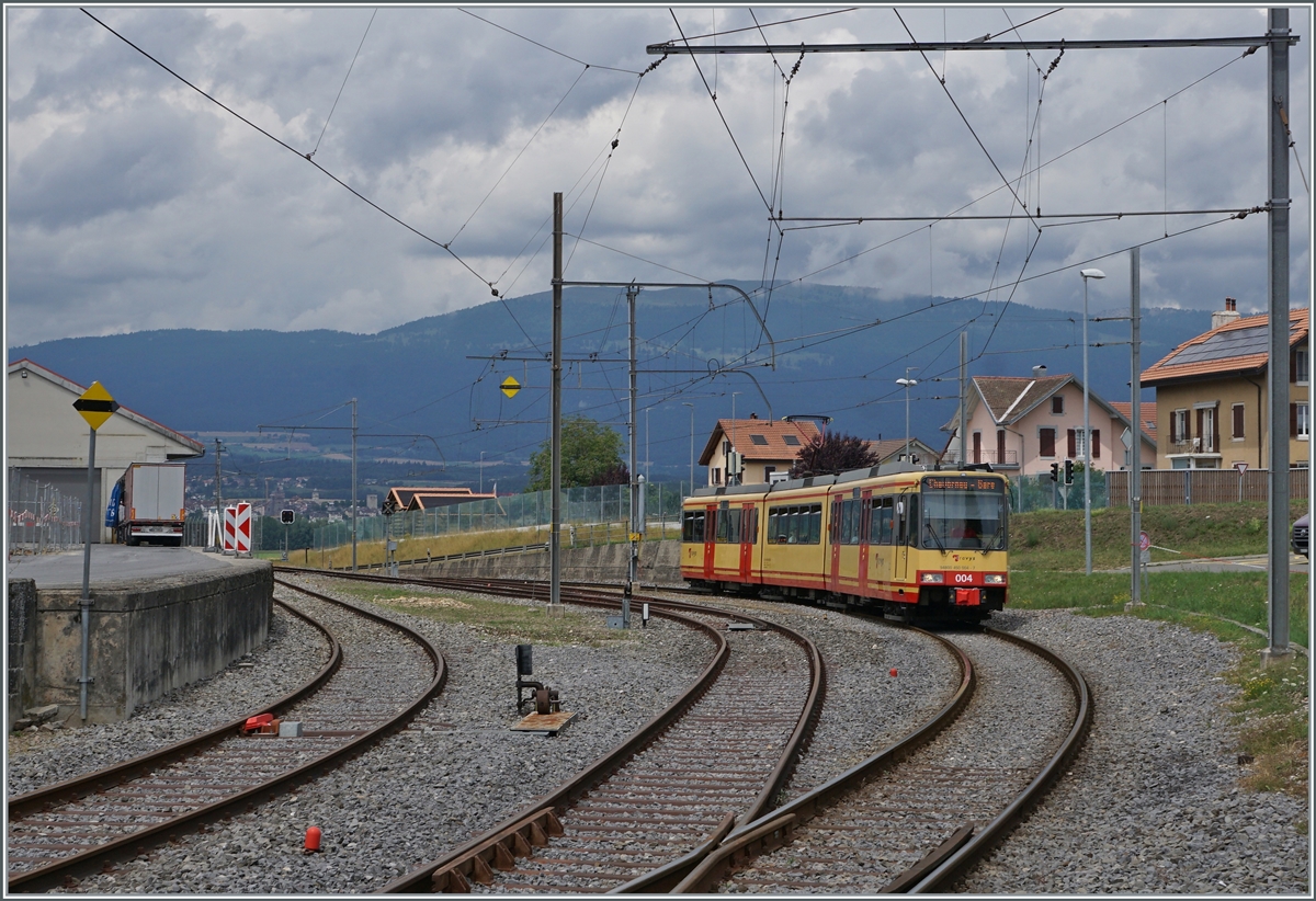 Endlich hat die OC wieder funktionierende Triebfahrzeuge: Bei der AVG konnten die beiden GT8-100C/2S 819 und 820 erworben werden, die nun bei der OC als Be 4/8 003 und 004 zum Einsatz kommen. Zur Zeit noch im  normalen  Fahrplan, doch ab dem 7. August sogar zeitweise im Halbstundentakt.
Der Be 4/8 004 erreicht als Regionalzug von Orb kommend sein Ziel Chavornay. 

4. Juli 2022