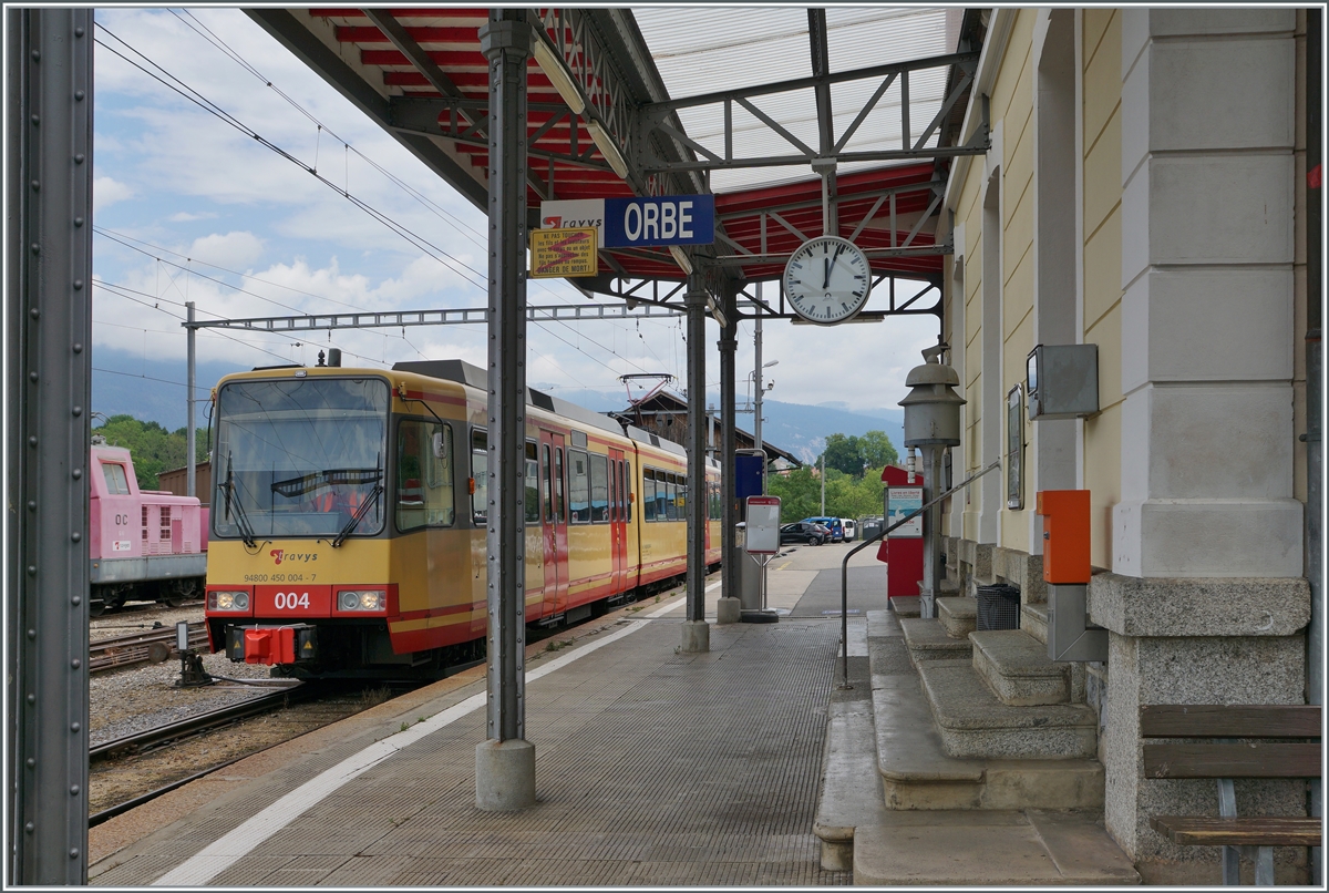 Endlich hat die OC wieder funktionierende Triebfahrzeuge: Bei der AVG konnten die beiden GT8-100C/2S 819 und 820 erworben werden, die nun bei der OC als Be 4/8 003 und 004 zum Einsatz kommen. Zur Zeit noch im  normalen  Fahrplan, doch ab dem 7. August sogar zeitweise im Halbstundentakt. Doch ihren grossen Vorteil des Zweistromsystem werden die Triebwagen nicht ausspielen, sie werden auf der 750 Volt Gleichstromstrecke der OC eingesetzt und nicht bis nach Lausanne fahren. 

4. Juli 2022
