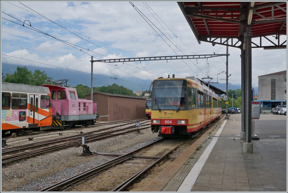 Endlich hat die OC wieder funktionierende Triebfahrzeuge: Bei der AVG konnten die beiden GT8-100C/2S 819 und 820 erworben werden, die nun bei der OC als Be 4/8 003 und 004 zum Einsatz kommen. Zur Zeit noch im  normalen  Fahrplan, doch ab dem 7. August sogar zeitweise im Halbstundentakt. Während der Be 4/8 004 in Orbe an den Bahnstieg rollt, sind links im Bild der defekte Be 2/2 14 und die Ee2/2 N° 2 zu sehen.

4. Juli 2022