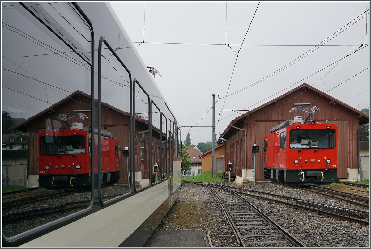 Endlich mit gehobenem Stromabnehmer: Der  Rote Klotz , die HGem 2/2 2501 in Blonay.
21. Juni 2016