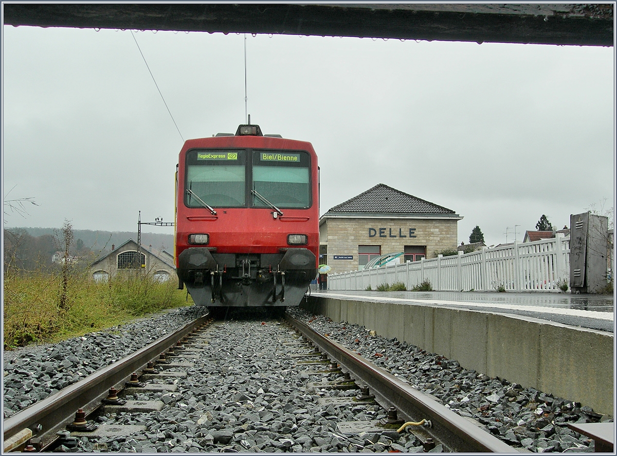 Endstation Delle, der mit Tropfen  verzierte  Balken ist der Prellbock welcher von 2006 bis 2018 das Ende der Strecke markiert.
23. Nov. 2007