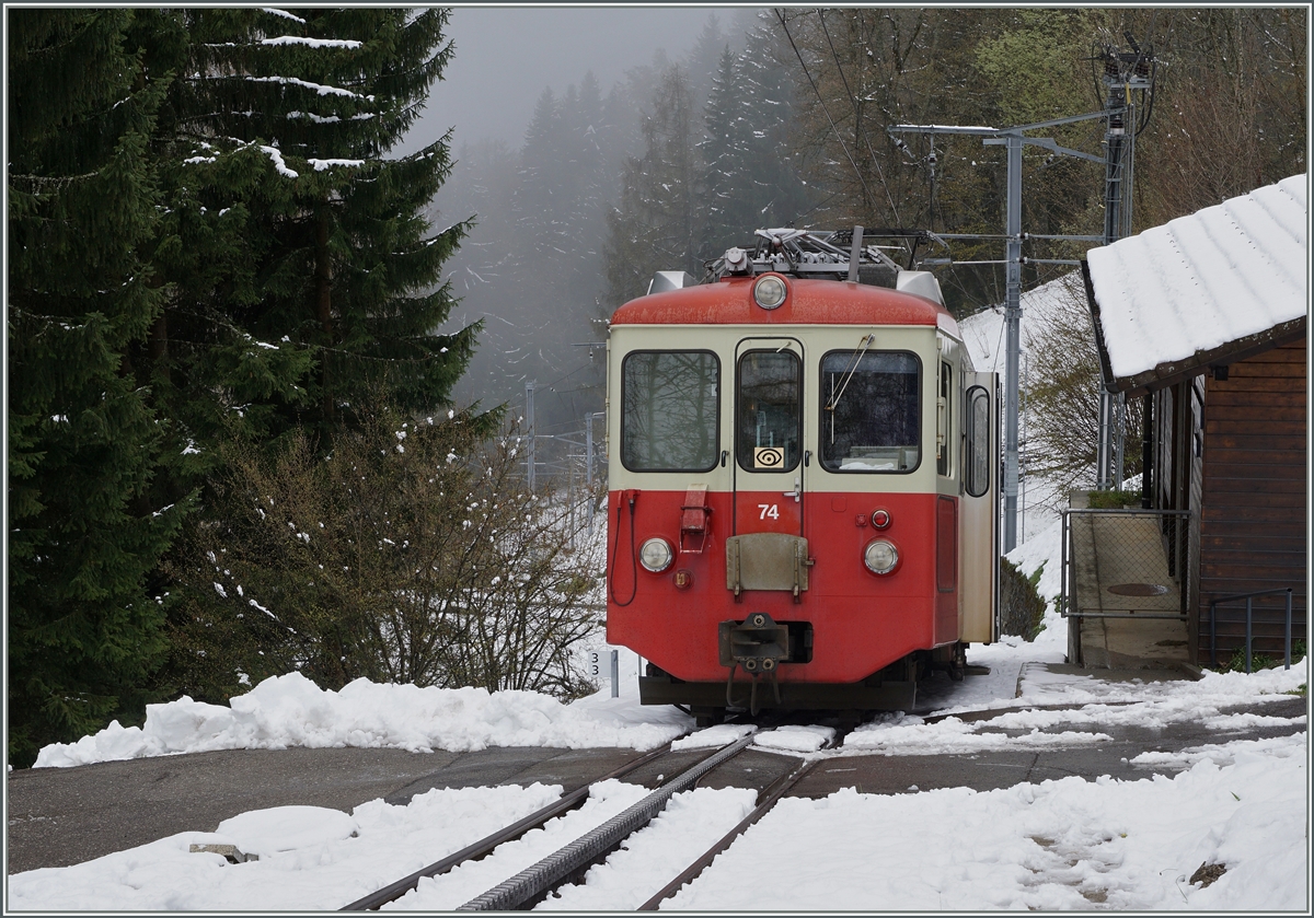 Endstation Ondallaz: Infolge eines Fahrleitungsschadens kommt der BDeh 2/4 74 heute nur bis Ondallaz. 
1. Mai 2016