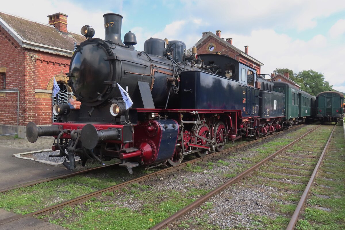 ENERGIE 507 steht am 23 September 2023 während das 50.Jahresjubiläum der CFV3V mit ein Dampfpendelzug nach Mariembourg  in Treignes und geniesst die Sonne.