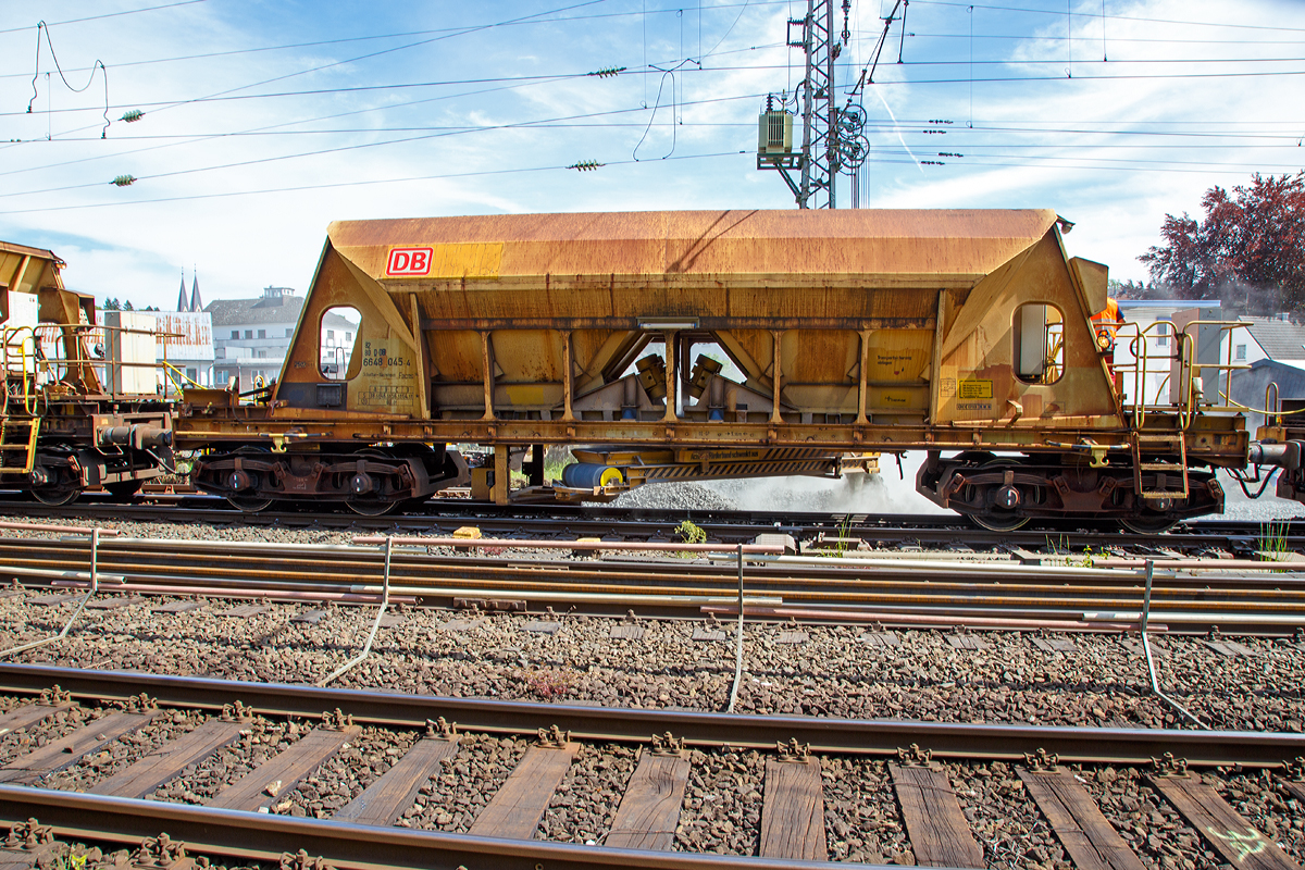 Entladung eines Schotter-Kieswagen Facns 141 (82 80 D-DB 6648 045-4), ehemalige Bezeichnung Planumskiessand -Schotterwagen 269, am 14.05.2015 in Siegen beim Hauptbahnhof bzw. Stellwerk Sf.

1982 beschafft die DB zwei Prototypen eines neuen Dienstg�terwagens f�r Planumskiessand und Schotter der Bauart 269 mit Handbremse in braungelber Farbgebung. Nach Einsatzbew�hrung wurden 1987 weitere 210 gelb lackierte Schotter / Kieswagen 269 bei Talbot beschafft. 

Die Entladung erfolgt �ber zwei Schwingf�rderrinnen und ein ausschwenkbares F�rderband wahlweise nach beiden Wagenseiten. Der Abwurfbereich liegt zwischen 2 m und 4,1 m zur Fahrzeugl�ngsachse. Die Entladzeit einschlie�lich R�stzeit betr�gt 8 Minuten. Die 40 m� Ladegut k�nnen in dieser kurzen Zeit aus geringer Fallh�he in die Baugruppe entleert werden und bei langsamer Geschwindigkeit durch schwenken des F�rderbandes auch verteilt werden.

Technische Daten:
Spurweite: 1.435 mm
Anzahl der Achsen: 4 in zwei Drehgestellen
L�nge �ber Puffer: 15.000 mm
Drehzapfenabstand: 9.960 mm
Drehgestellradsatzstand: 1.800 mm
Wagenh�he: 4.000 mm
Laderaum: 40 m�
H�chstgeschwindigkeit: 100 km/h (beladen) / 120 km/h (leer)
Maximales Ladegewicht: 64,5 t 
Eigengewicht: 25.070kg 
Achslast: 20 t
Drehgestell-Bauart: 652
Kleinster befahrbarer Radius: 35
