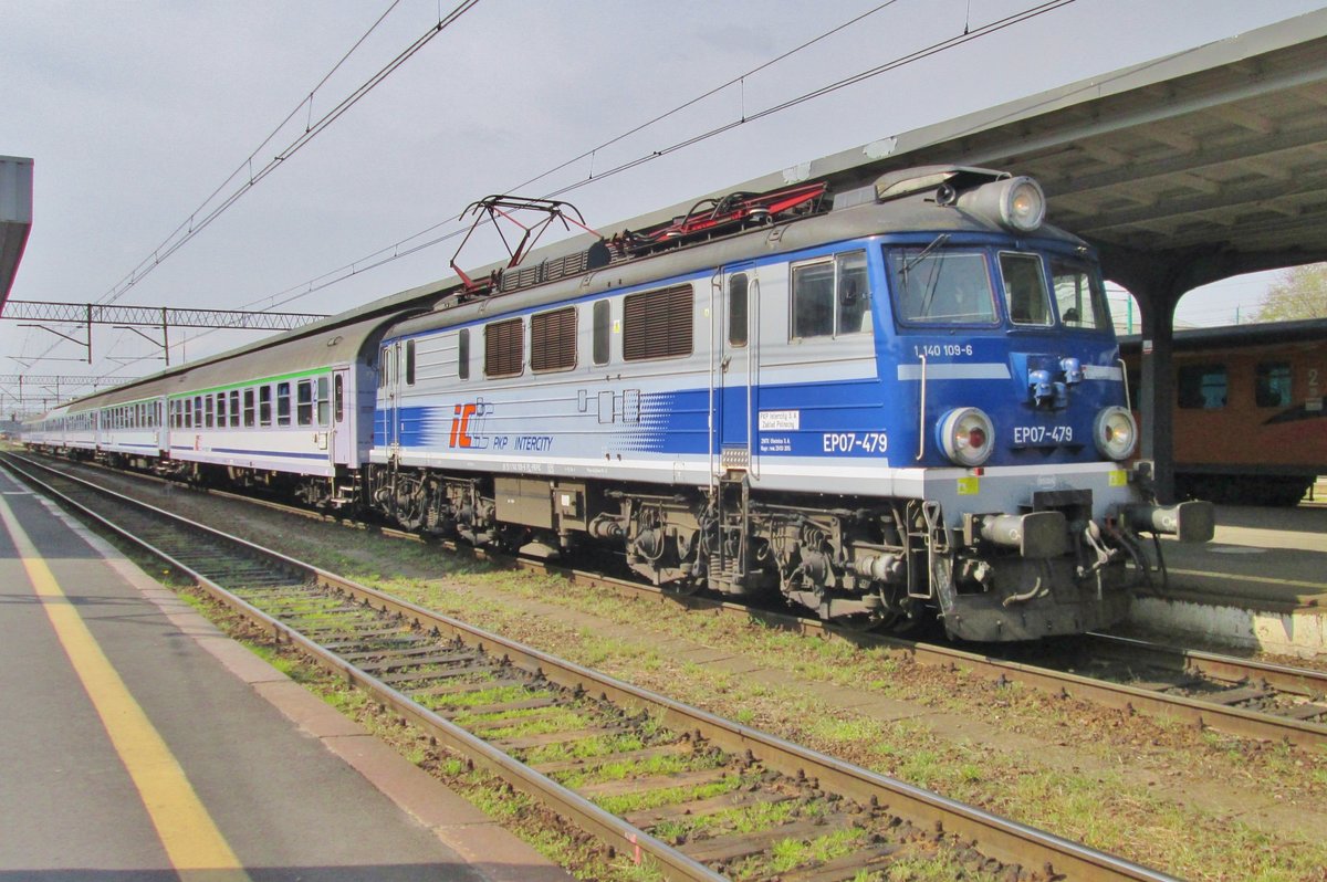 EP07-479 steht am 1 Mai 2016 in Poznan Glowny.
