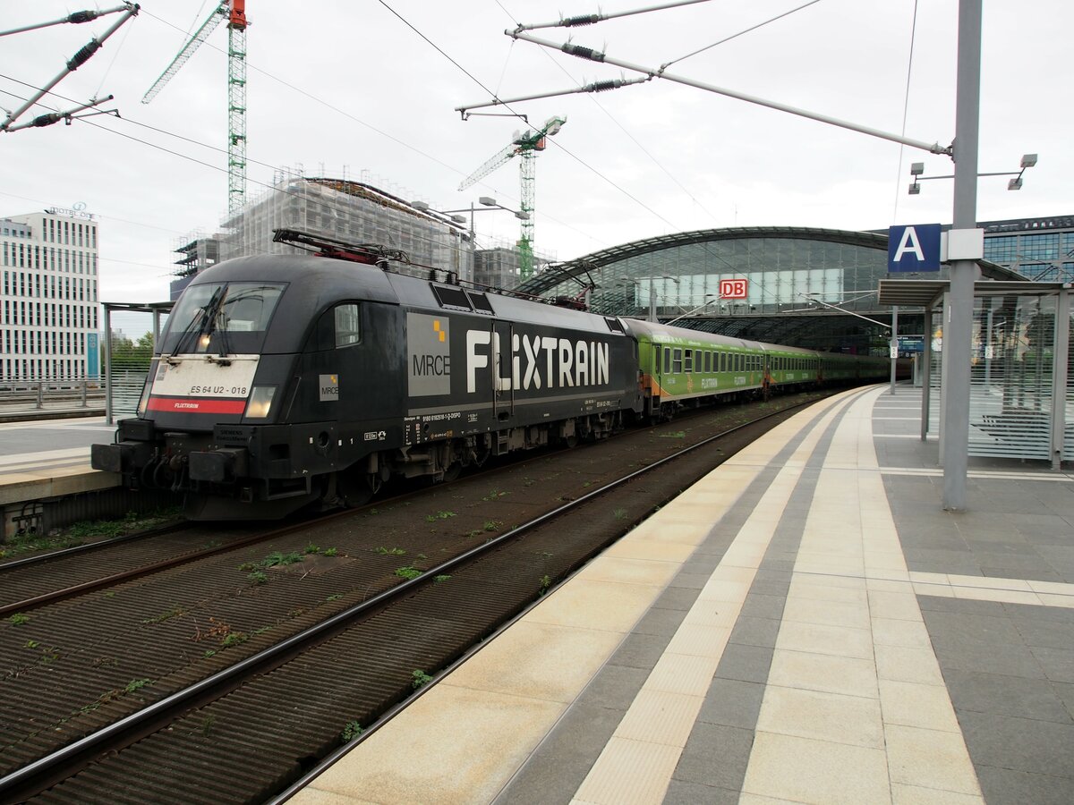 ES 64 U 2-018 MRCE Flixtrain 91 80 6 182 518-D-DISPO in Berlin Hbf am 19.10.2019.