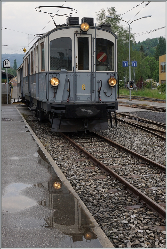 Es hat zwar etwas geregnet, aber nicht viel, und f�r eine Spiegel-Bild fast zuwenige. 
Der  MCM BCFe 4/4 N� 6 in Blonay.
14. Mai 2016