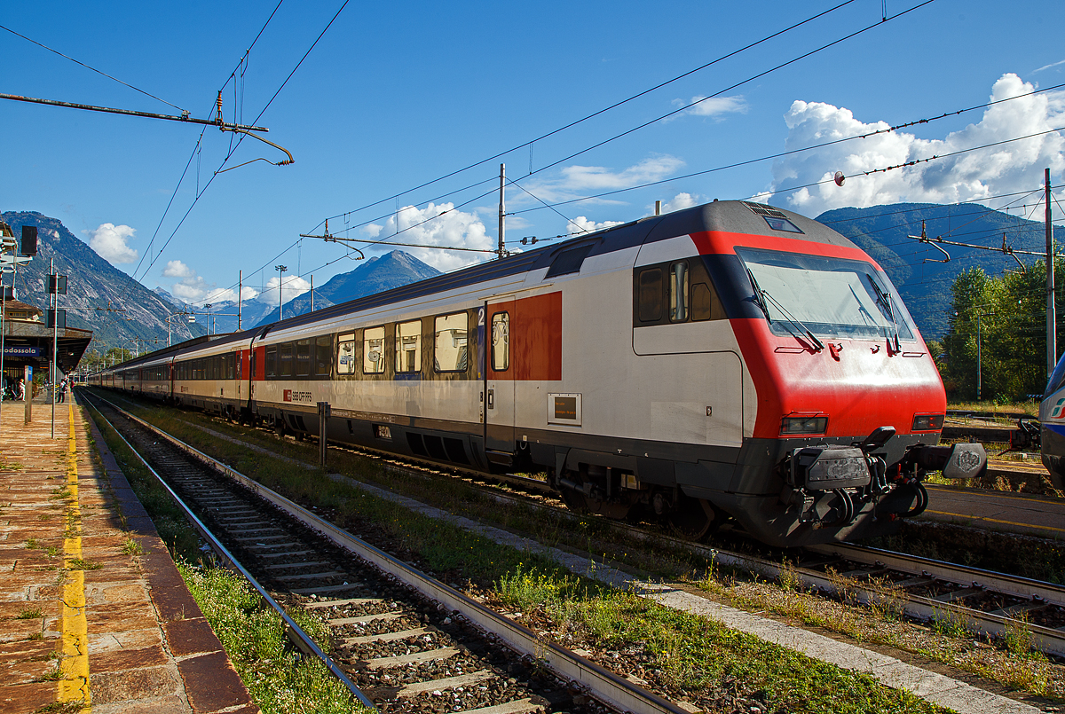 Es ist Samstag (der 16.09.2017), da sind die Züge zwischen Domodossola und Brig (Schweiz) gut gefüllt und etwas länger, zudem verkehren mehr Zugverbindungen. Hier steht der sehr lange SBB EW IV-Wagenzug mit 12 Wagen und der Re 460 101-9  Bözberg  in der Zugmitte im Bahnhof Domodossola, der später als InterRegio IR 3316 (Domodossola - Big) wieder retour fährt und wir mit ihm unsere Heimreise beginnen. 

Gekommen war er sehr gefüllt, in der Gegenrichtung haben wir fast den ganzen Zug für uns. Im Vordergrund der EW IV Steuerwagen Bt 50 85 28-94 959-9 CH-SBB, am anderen Zugende ein weiterer Steuerwagen.