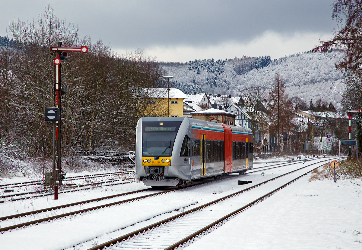 
Es ist Winter: Nun ist auch der Schnee im Hellertal angekommen....
Der HLB 127 bzw. VT 526 127  (95 80 0646 427-4 D-HEB / 95 80 0946 927-0 D-HEB / 95 80 0946 427-1 D-HEB) ein  Stadler GTW 2/6 der HLB (Hessische Landesbahn GmbH) fährt am 17.01.2016, als RB 96  Hellertalbahn  nach Dillenburg (Betzdorf - Herdorf - Neunkirchen - Haiger - Dillenburg), in den Bahnhof Herdorf ein. 

Der Stadler GTW 2/6 wurde 2001 von  Deutsche Waggonbau AG (DWA) in Bautzen (heute Bombardier) unter der Fabriknummer 526/009 gebaut und an die HLB geliefert. Für die Hessische Landesbahn wurden insgesamt 30 dieser Triebzüge dort gebaut.
