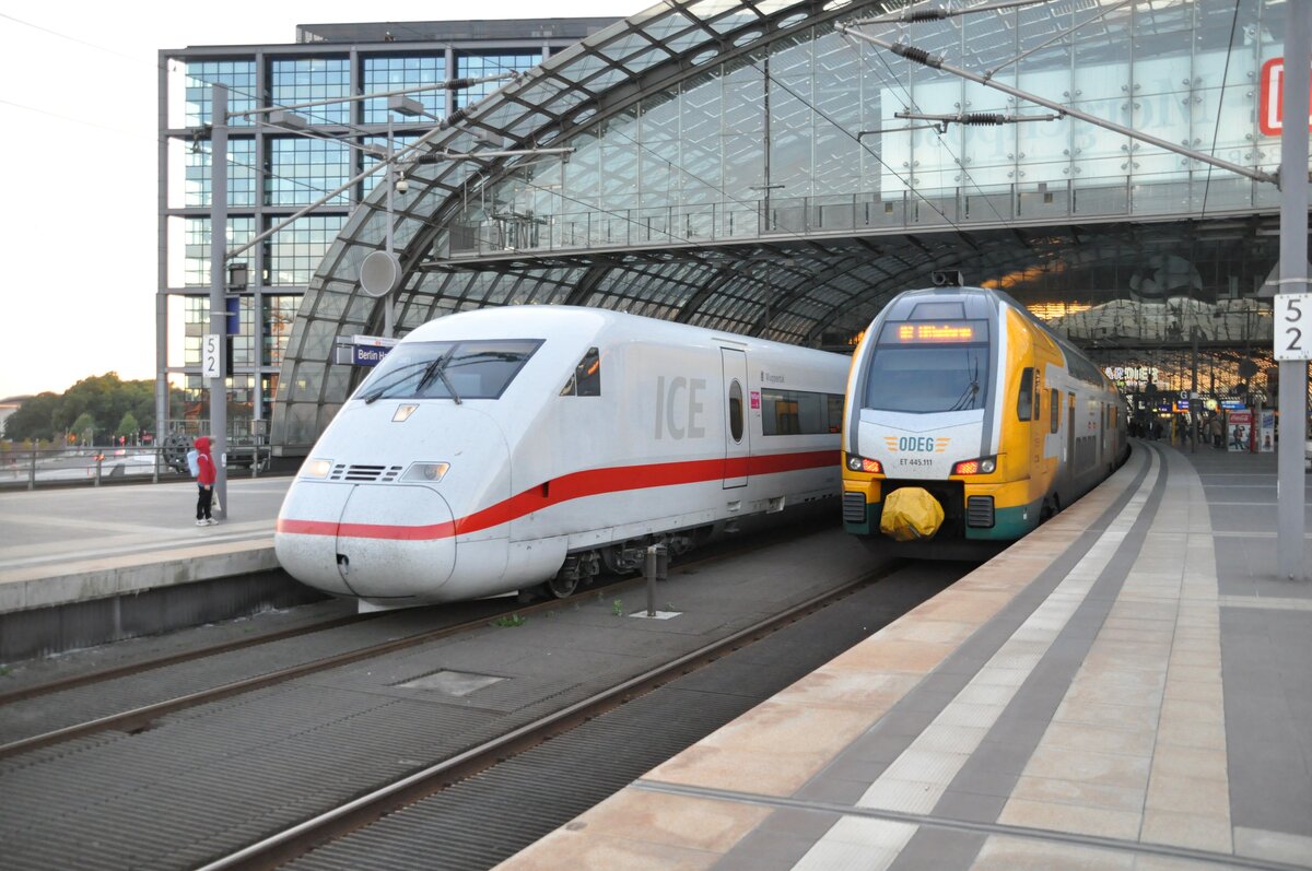 ET 445 111 von der ODEG und ICE 2  Wuppertal   402 035 im Hbf Berli am 30.09.2013.