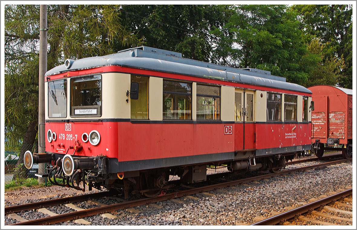 ET 479 205-7  der Oberwei�bacher Bergbahn (ex NEB VB 140 518, ex DR ES 279 202-6, ex DR ET 279 205-9  und ex DR ET 479 205-7) am 24.08.2013 angestellt beim Bergbahnhof Lichtenhain.
 Er wurde 2008 nach Ablauf der Frist stillgelegt, vorl�ufig ist leider keine Aufarbeitung vorgesehen.

Bei diesem Fahrzeug handelte es sich um einen urspr�nglichen Verbrennungs-Triebwagen-Beiwagen der Niederbarnimer Eisenbahn (NEB), der 1940 gebaut wurde. 1974 erfolgte der Umbau zu einem Steuerwagen f�r die Flachstrecke der Oberwei�bacher Bergbahn. Mit der Einf�hrung der EDV-Nummerierung 1969 erhielt er die Nummer 279 202-6. 1984 ging er zur Rekonstruktion zum Reichsbahnausbesserungswerk Berlin-Sch�neweide, wo er zum Triebwagen 279 205-9 umgebaut wurde, der seit 1991 als 479 205-7 bezeichnet wird.

Technische Daten (nach Umbau):

Achsformel:  Bo
Gattung:  B
Spurweite:  1435 mm (Normalspur)
L�nge �ber Puffer:  11.600 mm
Gesamtradstand:  6.500 mm  
Dienstmasse:  19,5 t
H�chstgeschwindigkeit:  50 km/h
Installierte Leistung:  2 x 60 kW
Treibraddurchmesser:  900 mm
Stromsystem:  600 V =
Strom�bertragung:  Oberleitung
Anzahl der Fahrmotoren:  2 Gleichstrom- Reihenschlussmotoren

Damit die Wagen auf der G�terb�hne nach Lichtenhain auf die Flachstrecke der Oberwei�bacher Bergbahn transportiert werden konnten, erhielten sie deshalb den relativ kurzen Achsstand von 6,5 m.
