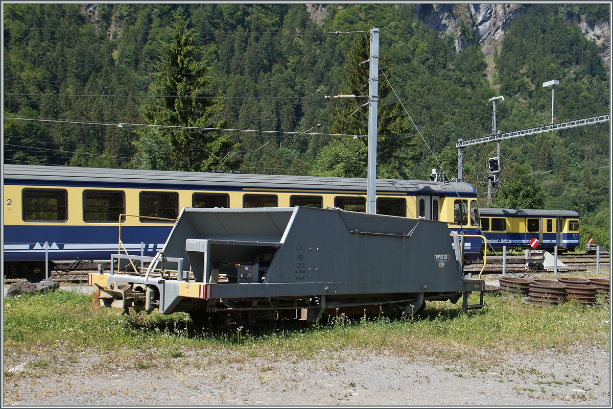 Etwas verloren wirkt der WSB Schotterwagen ausserhalb der Gleise in Zweilütschinen im Berner Oberland...

12. Juli 2015