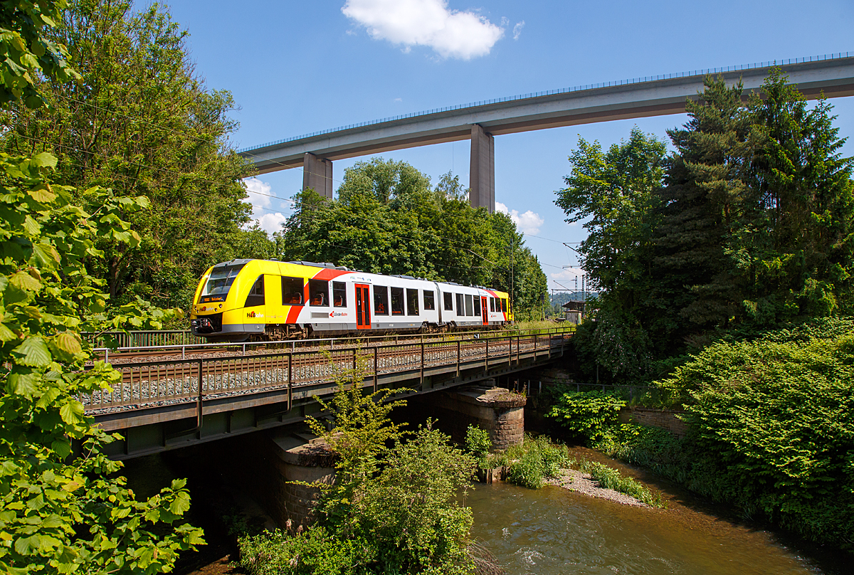 Etwas verspätet fährt am 05.06.2016 der VT 507 (95 80 1648 107-8 D-HEB / 95 80 1648 607-7 D-HEB) der HLB (Hessische Landesbahn GmbH), ein Alstom Coradia LINT 41 der neuen Generation, als RB 93  Rothaarbahn  (Bad Berleburg - Kreuztal -Siegen - Betzdorf),  von Eiserfeld/Sieg weiter in Richtung Betzdorf/Sieg, hier überquert gerade die Sieg. 

Im Hintergrund wieder die 105 m hohe Siegtalbrücke der A45 (Sauerlandlinie). 