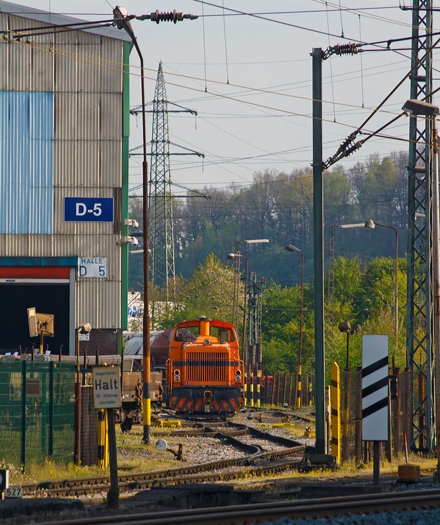 Etwas Werkbahn-Flair.......

Eine Mak G 500 C der DEW Deutschen Edelstahlwerke (ehemals Edelstahlwerke Südwestfalen AG), rangiert am 19.04.2014 auf den Werksgleisen in Siegen-Geisweid.