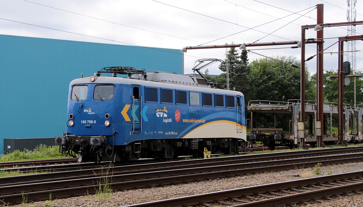EVB 140 798-0 hat den BLG Autotransport-Leerzug erreicht und wird diesen dann gen S�den abfahren. Pattburg/DK. 08.07.2022