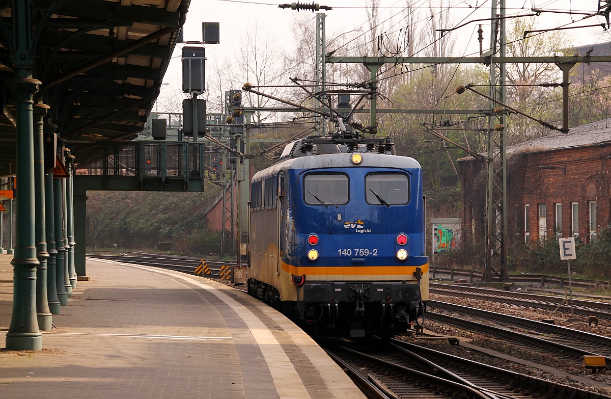 EVB Logitik 140 759-2 fuhr mit lautem Pfiff und einem freundlich grüßenden Tf an uns vorbei. Gruß zurück! HH-Harburg 31.03.2014
