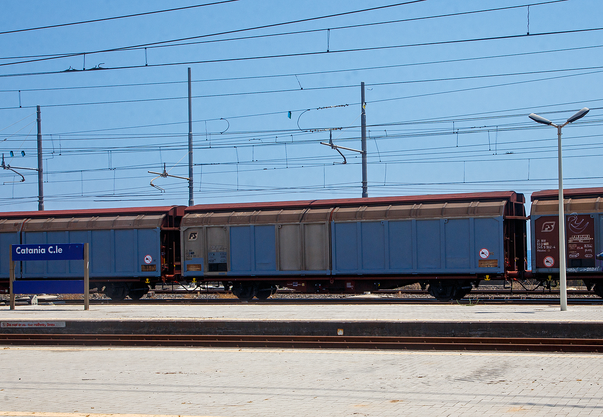 Ex FS, zweiachsiger, gro�r�umiger Schiebewandwagen 21 83 2458 391-1 I-MIR, der Gattung Hbbillns, der Mercitalia Rail Srl, am 20.07.2022 im Zugverband bei der Zugdurchfahrt im Bahnhof Catania Centrale (Sizilien).

TECHNISCHE DATEN:
Spurweite: 1.435 mm
L�nge �ber Puffer : 15.500 mm
Achsabstand:  9.000 mm
Eigengewicht: 16.450 kg
Ladefl�che: 41,2 m�
Rauminhalt: 108,0 m�
Max. Zuladung: 28,5 t (ab Streckenklasse D)
H�chstgeschwindigkeit: 100 km/h (beladen) / 120 km/h (leer)
Bremse: Freno O-GP
Intern. Verwendungsf�higkeit: RIV