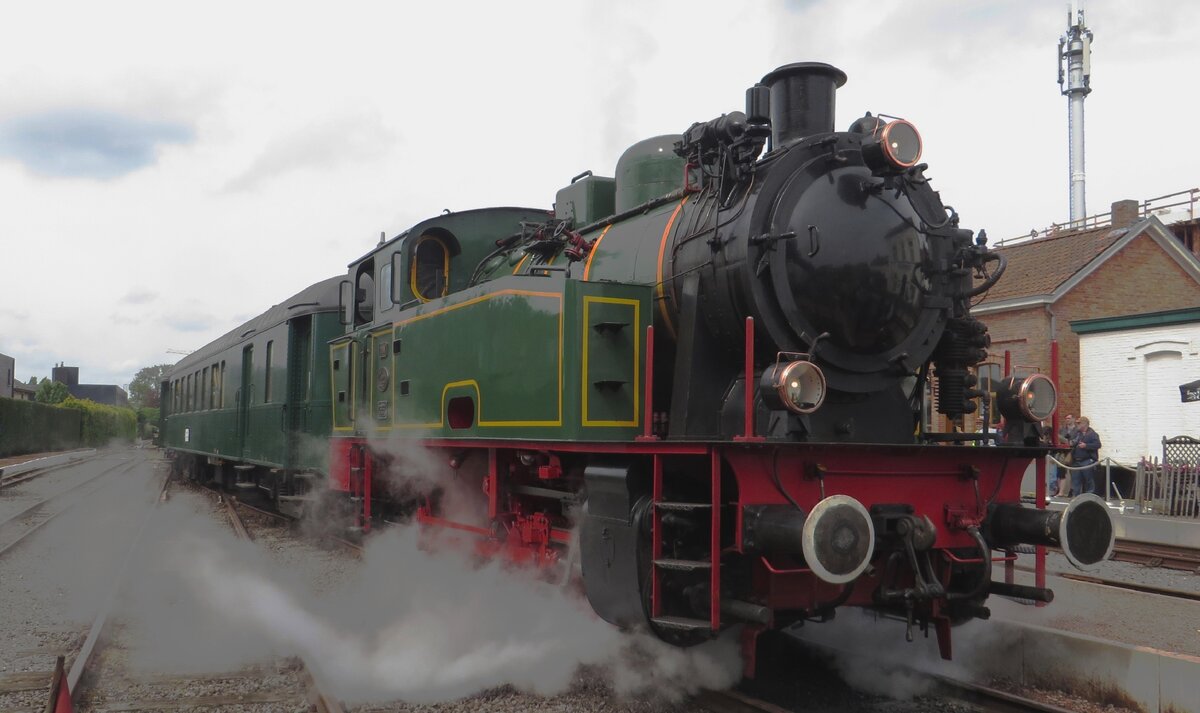 Ex-Hoogovens Lok 22 TOM steht mit Dampf am 6 Mai 2023 mit ein Dampfpendelzug in Maldegem w�hrend das Dampfwochenende der SCMs. Wegen Kontroversen �ber Umweltfeindliche Gasausst�sse entscheidete Tata Steel (ehemahlige Hoogovens) die zwei f�r Exkursionen eingesetzte Dampfloks 'TOM' und 'BONNE' los zu werden; TOM hat ins SCM ein vorlaufiges neues Heimat gefunden.