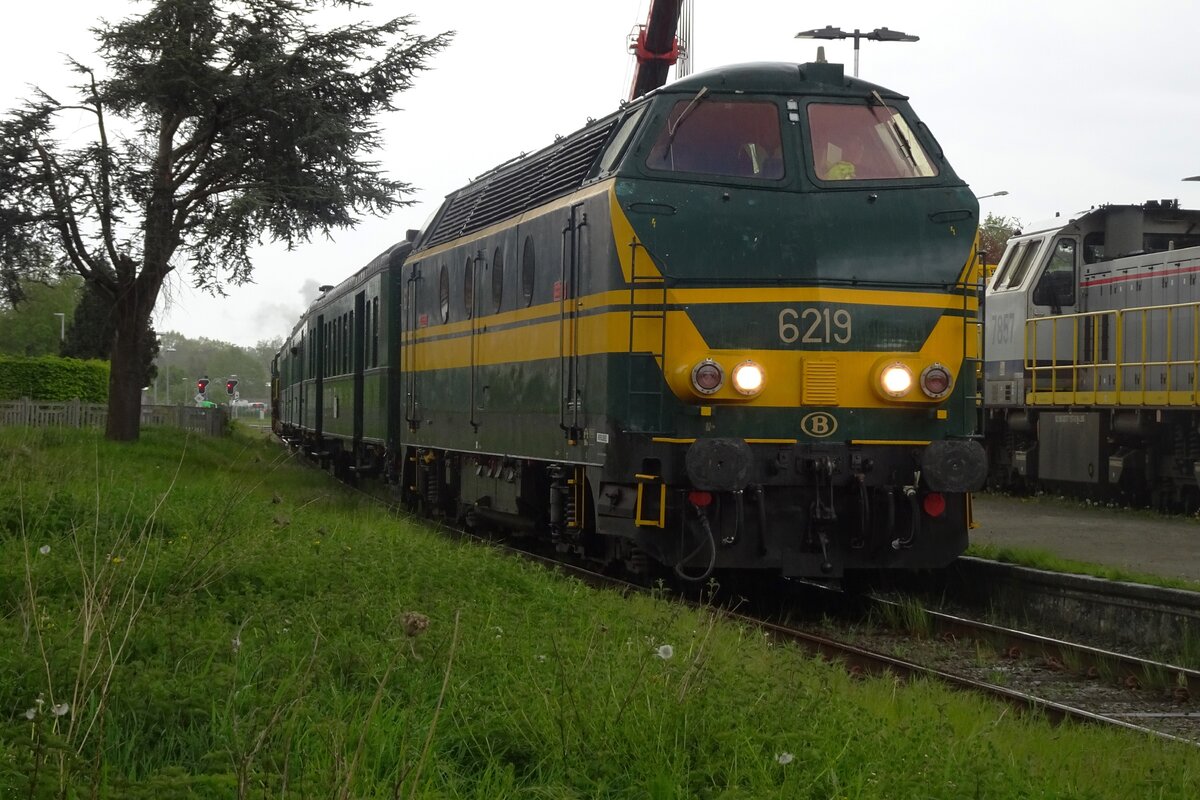 Ex-NMBS 6219 steht mit ein Pendelzug in Eeklo am grauen Nachmittag von 6 Mai 2023 und wird von offenbarer Pfad fotografiert während das Dampdwochenende der SCM.
