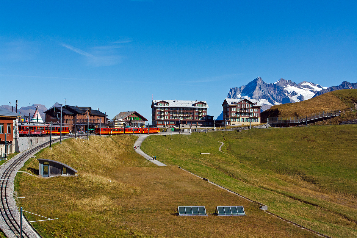 
Exklusiv in 1200 Pixel: 
Der erste Blick auf den Bahnhof Kleine Scheidegg, aus dem Zug der WAB vor der Einfahrt am 02.10.2011. Bei dem traumhaften Wetter. Links der Bahnhof, davor Triebwagen der Jungfraubahn, Bildmitte das Hotel Bellevue des Alpes, dahinter das Wetterhorn.