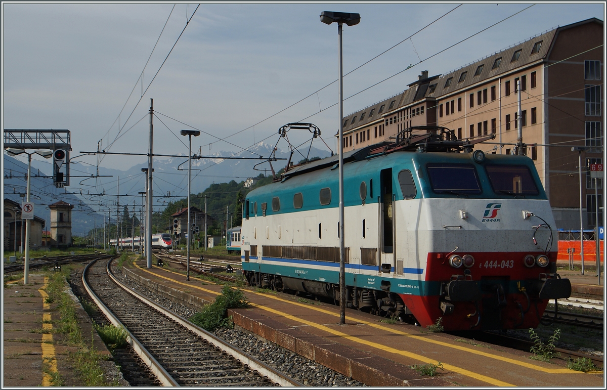 EXPO 2015 Verkehr in Domodossola: Während im Hintergrund der EC 323 Richtung Rho Fiera Expo fährt, macht sich E 444 043 für den EC 329 bereit.
13. Mai 2015