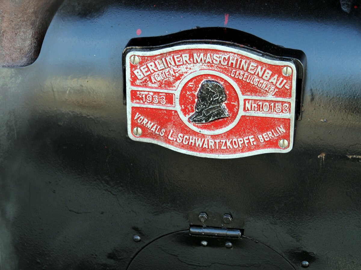 Fabrikschild der Berliner Maschinenbau Actien Gesellschaft an der 99 1762-6 in Radebeul Ost am 12.04.2016.