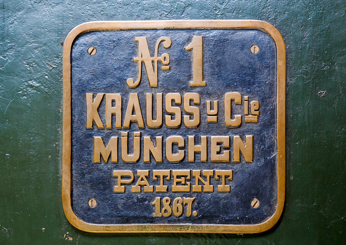 
Fabrikschild Nr. 1 von Krauss & Cie. in M�nchen an der Dampflokomotive „Landw�hrden“, eine Oldenburgische G 1 (am 16.06.2018) ausgestellt im Verkehrszentrum des Deutschen Museums in M�nchen.