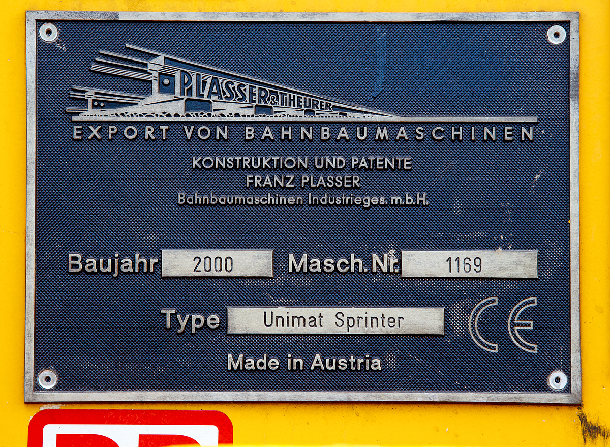 
Fabrikschild der Plasser & Theurer Universal-Stopfmaschine Unimat-Sprinter ESM 866 der DB Netz AG (Schweres Nebenfahrzeug Nr. 97 43 52 006 17-1), Fabriknummer 1169, abgestellt am 04.06.2016 im Betzdorf/Sieg.