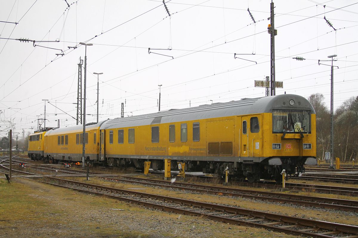 Fahrwegme�zug Steuerwagen 721 201 + Me�wagen + 111 059 abgestellt im ehemaligen Bw Flensburg 30.03.2022