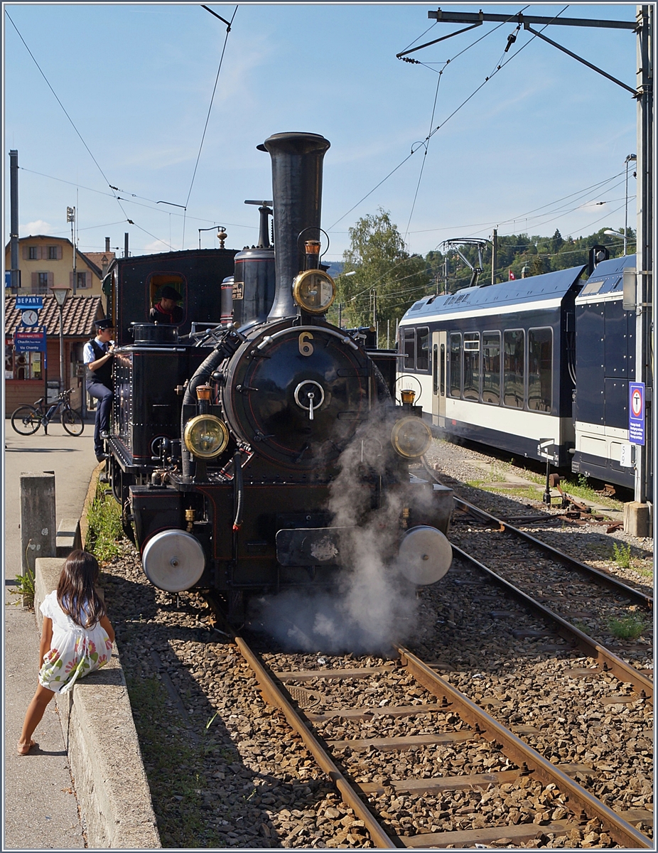 Faszination Dampf - dank der Blonay-Chamby Bahn auch für die jüngere Generatin noch erlebbar. 
Die Blonay-Chamby G 3/3 N° 6 wartet in Blonay auf die Abfarht nach Chaulin.

3. August 2019