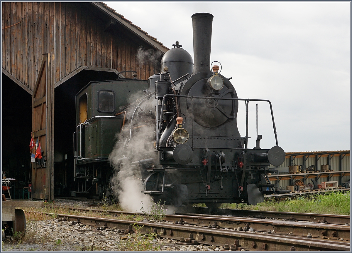 Faszination Dampf: Das Tigerli der ST in Triengen; oder etwas ausführlichger: Die 1907 bei der SLM unter der Fabriknummer 1810 für die SBB gebaute E 3/3 8479 ist heute bei der Sursee Triengen Bahn (ST) im Einsatz. Sie trägt nicht nur für jederman ersichtlich die Nummer 5, sondern verfügt auch über eine UIC Nummer: 90 85 0008 479-7.
27. August 2017