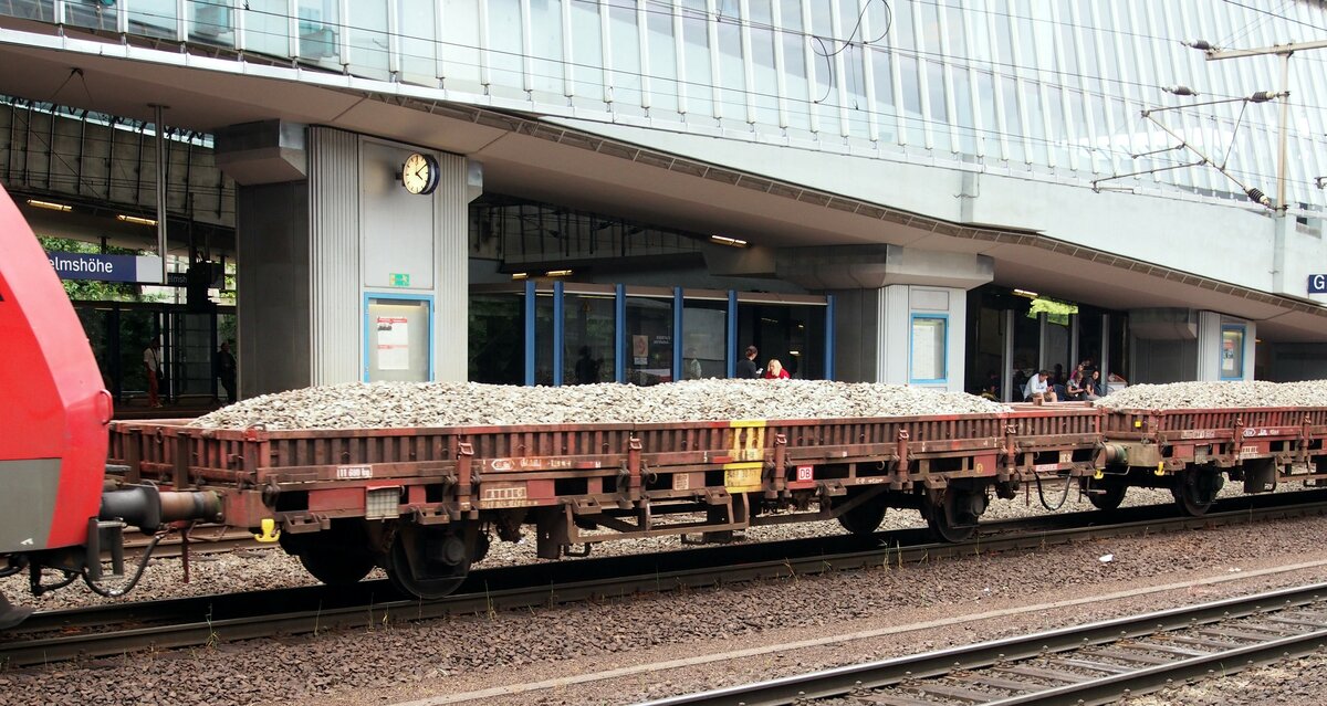 Flachwagen DB 3468 307-6 Kls mit Schotter beladen in Kassel-Wilhelmsh�he am 13.06.2014.