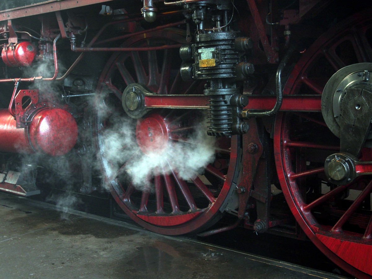 Fotostudie der arbeitenden Luftpumpe von 35 1097-1 im Schuppen des Bw Dresden Altstadt beim 7. Dampfloktreffen am 17.04.2015.