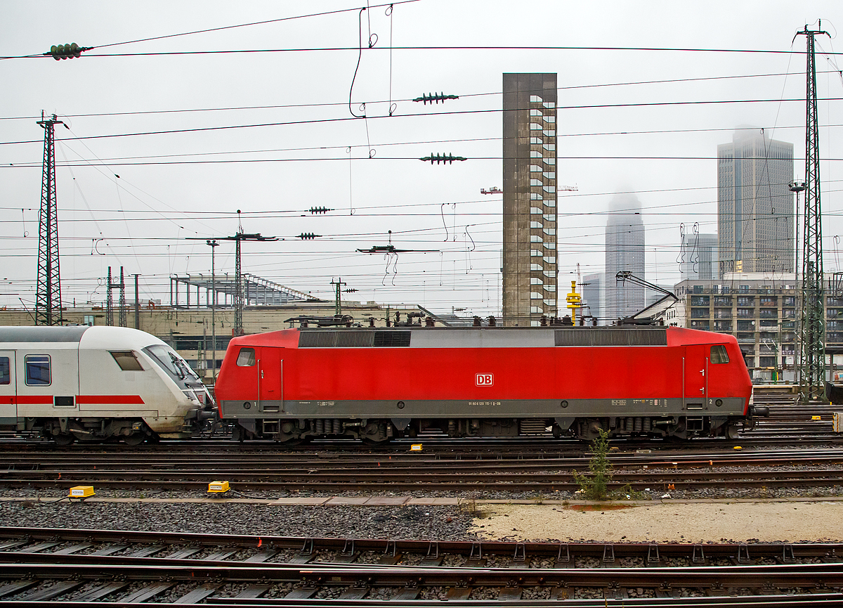 
Frankfurt am Main Hauptbahnhof den 30.12.2017: 
Von Gleis 11 verlässt der EC 219 nach Graz Hbf (via Heidelberg, Stuttgart, Ulm, Günzburg, Salzburg, Werfen und Bischofshofen), geführt von der 101 010-7 und geschoben von der 120 115-1 (91 80 6120 115-1 D-DB) den Bahnhof.

Für mich ungewöhnlich war weniger die Tatsache dass der EC im Sandwichs fuhr, sondern dass es am Zugende eine 120er war und nicht auch eine 101er, zudem war am Ende ein Steuerwagen). Hinzu kommt noch das die BR 101 wie auch die IC-Wagen für 200 km/h zugelassen sind, die BR 120 aber nur bis 140 km/h. 

Siehe auch vorheriges und folgendes Bild.