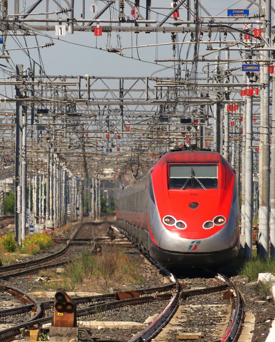  Frecciarossa f�hrt mit einer kleinen Versp�tung in den Bahnhof von Verona ein und wird nach kurzem Halt seine Reise mit unserer Reisegruppe nach Venzia fortsetzen. 16.05.2019 (Jeanny)