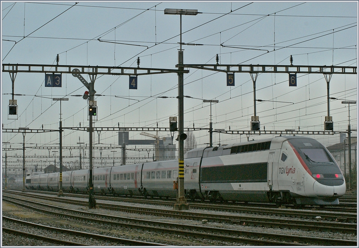 Freie Fahrt zeigt das (Gruppen) - Ausfahrsignal im Rangierbahnhof von Biel/Bienne, nicht jedoch für den TGV, der wird erst später und in der Gegenrichtung nach Bern fahren.

5. April 2019