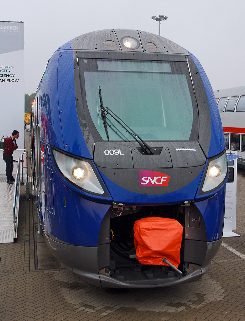 
Frontal von der anderen Seite....
Der SNCF Régio2N (Z 55500) 009L der ter Région Centre ein achtteiliger elektrischer Doppelstocktriebzug vom Typ Bombardier OMNEO wurde auf der Inno Trans 2014 in Berlin präsentiert, hier am 26.09.2014. Die Endwagen haben die NVR-Nummern 94 87 55 00 517-0 F-SNCF und 94 87 55 00 518-1 F-SNCF
