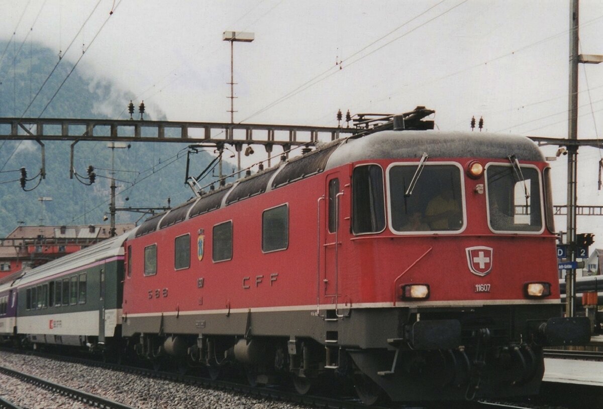 Froschblick auf SBB 11607 mit EC nach Mailand in Arth-Goldau am 23 Mai 2006.