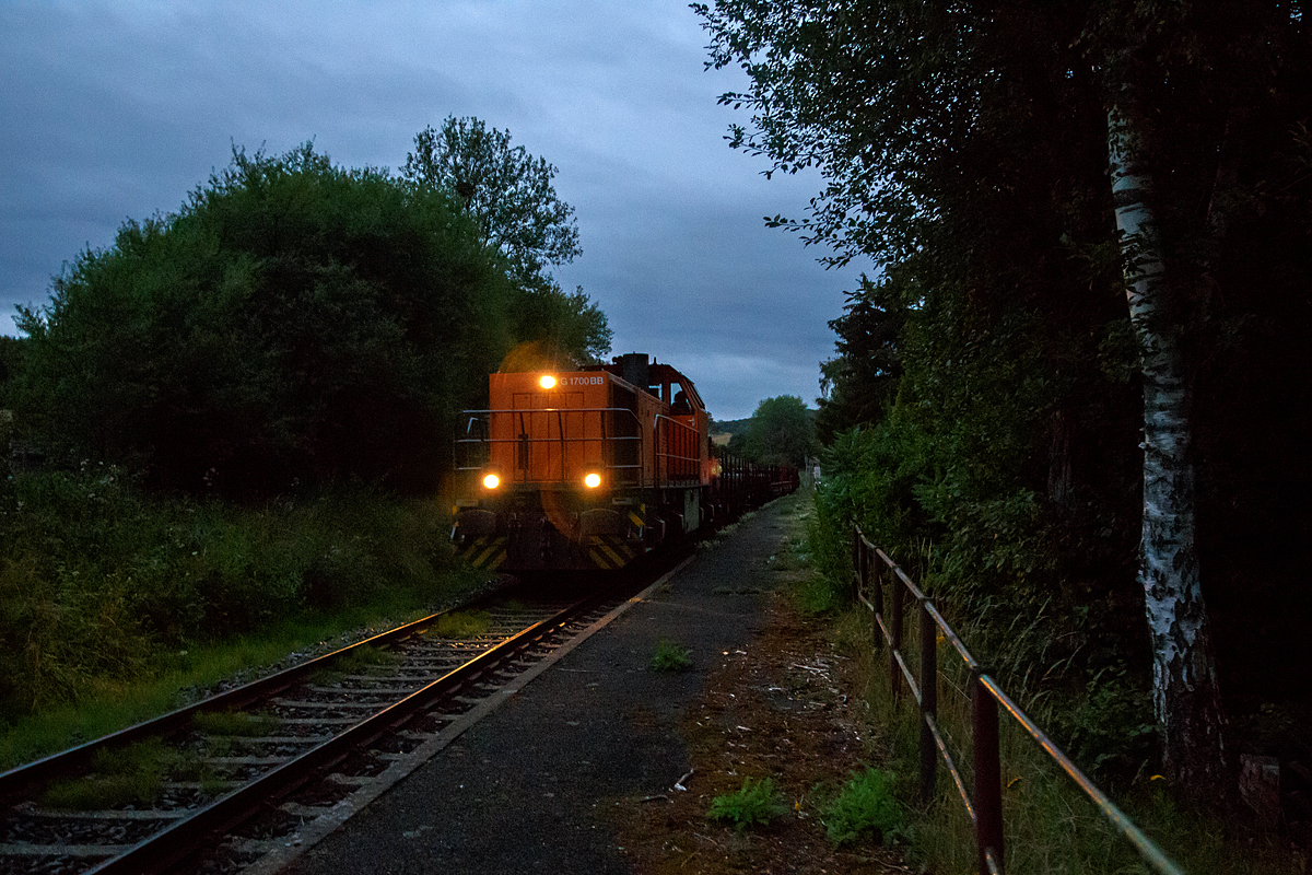 
Früh morgens auf der Hellertalbahn:
Die Lok 42 (92 80 1277 902-3 D-KSW) der Kreisbahn Siegen-Wittgenstein (KSW), eine Vossloh MaK G 1700 BB, fährt am 20.08.2020 mit einem Stahlzug durch Neunkirchen-Zeppenfeld in Richtung Burbach.
