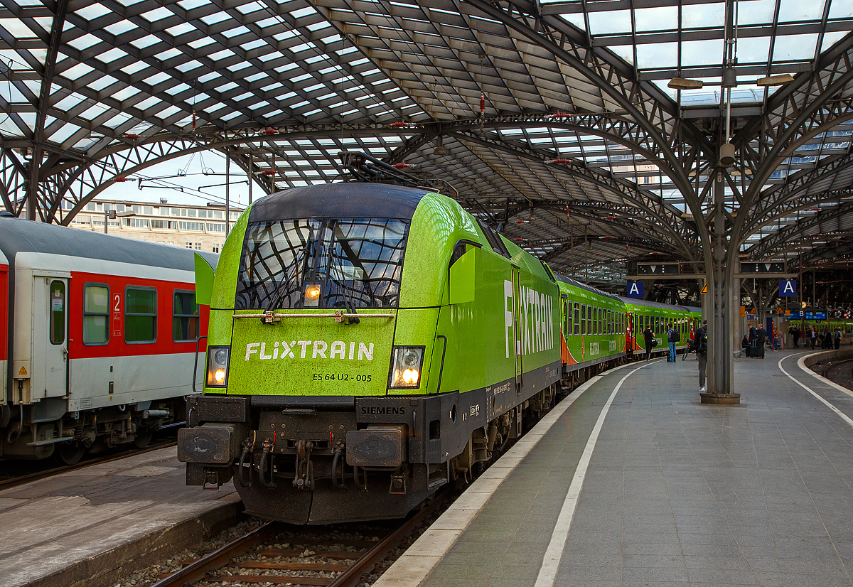 Fr�h morgens im Hbf K�ln....
Die MRCE Dispolok ES 64 U2-005 bzw. 182 505-8 (91 80 6182 505-8 D-DISPO) steht am 22.05.2018 im Hbf K�ln mit dem (FLX 1800) FlixTrain nach Hamburg-Altona zur Abfahrt bereit.

Die Siemens ES 64 U2 wurde 2002 von Siemens in M�nchen unter der Fabriknummer 20561 gebaut. Seit 2008 tr�gt sie die NVR-Nr. 91 80 6182 505-8 D-DISPO. Ab M�rz 2018 ist sie von der BTE BahnTouristikExpress GmbH in N�rnberg f�r den FlixTrain angemietet, denn die BTE stellt das Rollmaterial f�r den FlixTrain, wie zuvor auch schon f�r den HKX (Hamburg-K�ln-Express).
