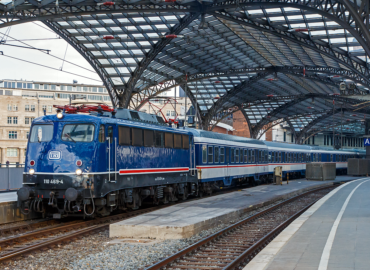 
Fr�h morgens im Hbf K�ln....
Die TRI 110 469-4 f�hrt am 22.05.2018, mit dem National Express RB 48, vom Hbf K�ln in Richtung Wuppertal-Oberbarmen los.

Die 110 469-4 wurde 1966 von Henschel in Kassel unter der Fabriknummer 31035 gebaut, die Elektrik ist von SSW (Siemens-Schuckert-Werke), bis 2014 fuhr sie f�r die DB. Seit 2016 f�hrt sie f�r die TRI Train Rental GmbH mit der NVR-Nr. 91 80 6110 469-4 D-TRAIN.