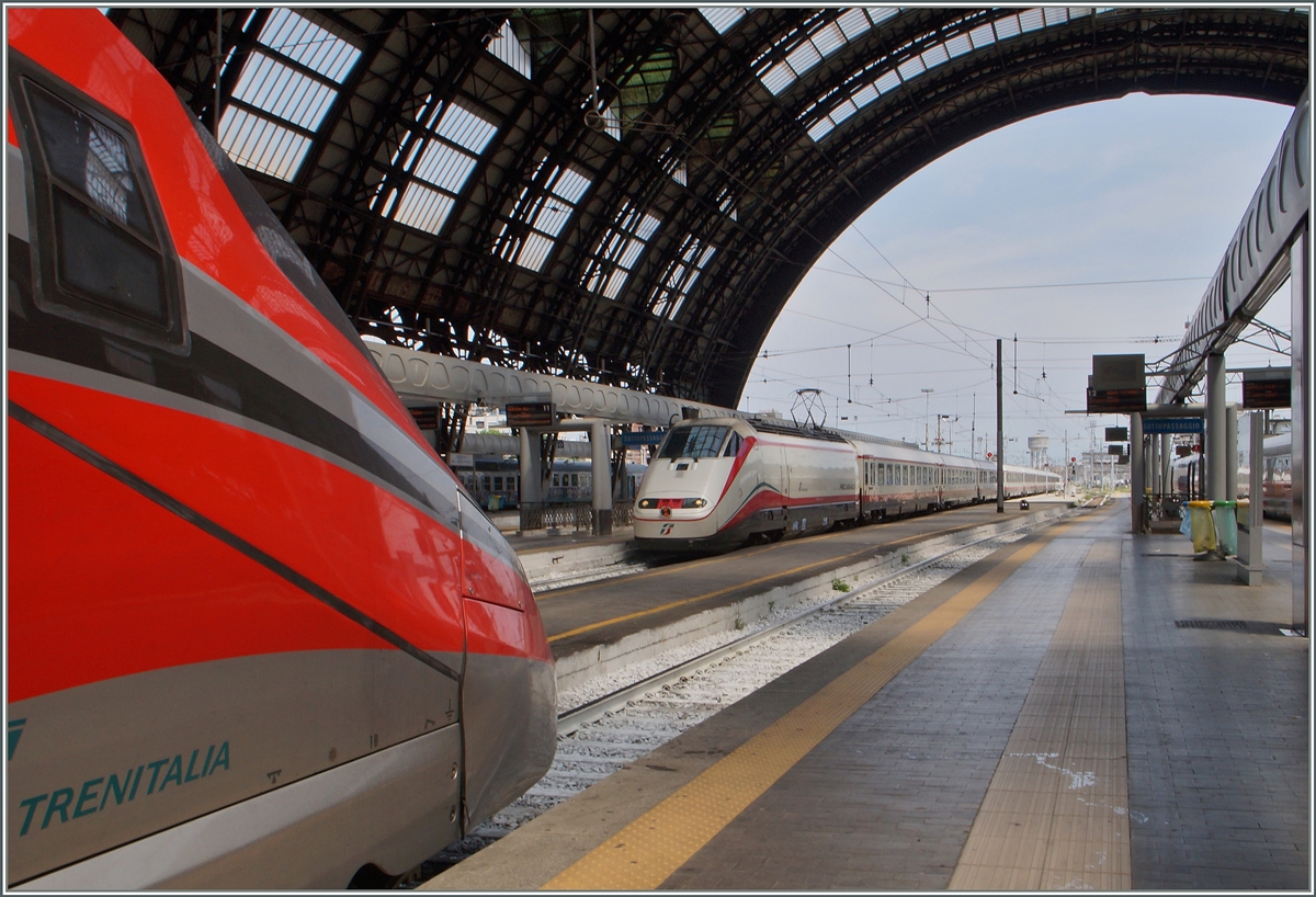 FS Fernverkehr in Milano: W�hrend ein ETR 400 auf die Abfahrt wartet erreicht ein Freccia-Bianca die sch�ne Halle von Milano Centrale. 
22. Juni 2015