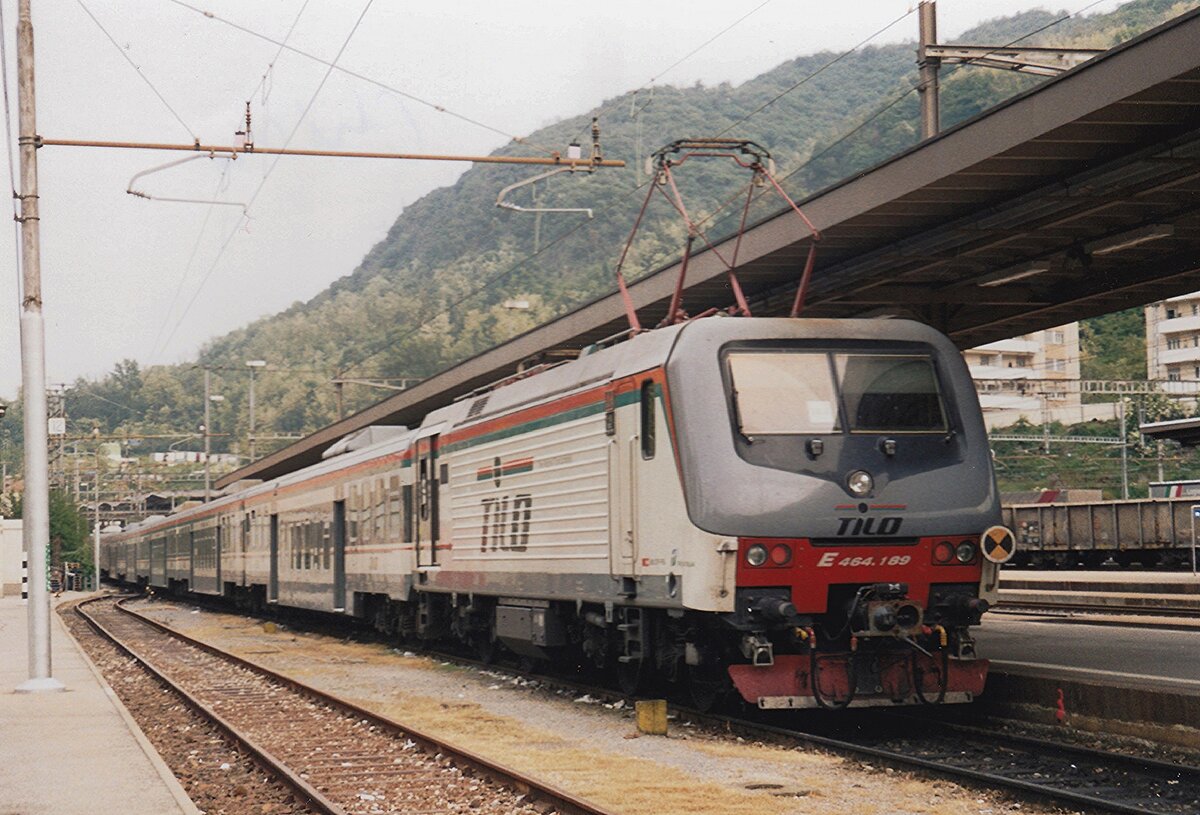 FS/TiLo E 464 189 steht am 17 Juni 2001 in Chiasso.